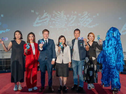 左起2024臺北白晝之夜藝術策展人陳湘汶、表演策畫陳映慈、法國在臺協會新聞暨公關處Vincent Yanelle處長、林奕華副市長、文化局蔡詩萍局長、藝術總監陳怡潔、《Animal Pride（法國動物大遊行）》活動中的「普普雪怪」。(圖片來源：臺北市政府文化局)