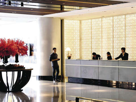如何兼顧飯店重視的環境氣氛與省電成效，是台北晶華酒店在更換照明系統時面對的挑戰。（劉佳雯攝）