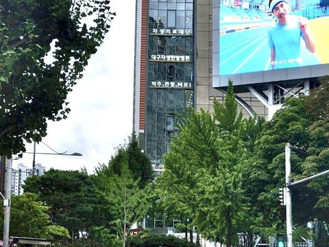 於大邱桂山五路口播放世壯運影片(圖片來源：臺北市政府觀光傳播局)