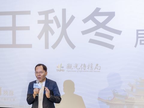 臺北市觀光傳播局局長王秋冬勉勵得獎者持續致力影像創作，為臺北留下更多美好。(圖片來源：臺北市政府觀光傳播局)