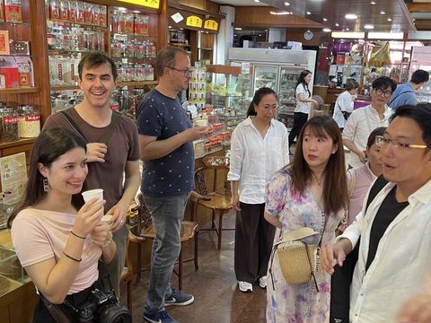 歐洲踩線團參觀迪化街蔘藥行(圖片來源：臺北市政府觀光傳播局)