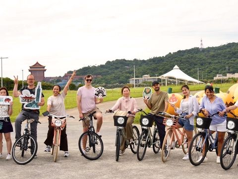 歐洲踩線團騎乘自行車在大佳河濱公園開心大合照(圖片來源：臺北市政府觀光傳播局)