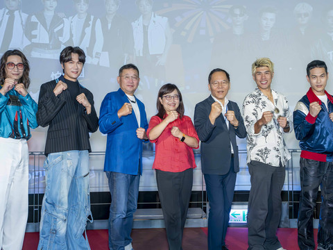 跨年晚會卡司記者會,左起宇宙人方Q、宇宙人小玉、TVBS副總經理郝孝祖、臺北市政府副市長林奕華、觀光傳播局局長王秋冬、國際知名設計師Daniel Wong、宇宙人阿奎。(圖片來源:臺北市政府觀光傳播局)