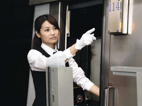 擔任台北捷運司機員，必須隨時繃緊神經，妥善處理各種突發狀況。（劉佳雯攝）
