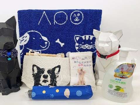 「飼主實習生體驗日」活動闖關福袋(未組裝犬或貓紙雕、毛巾或雨傘)。(圖片來源：臺北市動物保護處)