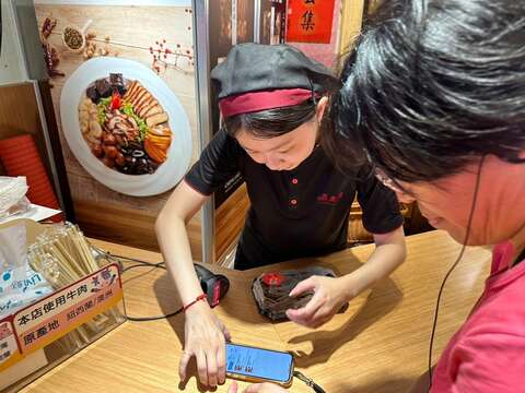 民眾於店家「峸老滷」使用台北通折價券(圖片來源：臺北市商業處)