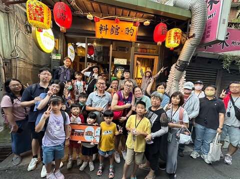 民眾於店家「料舘·酌」大合照(圖片來源：臺北市商業處)