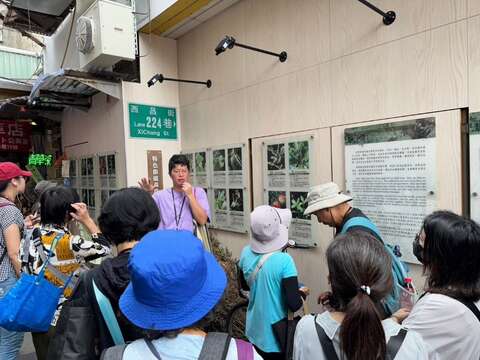 導覽員介紹台北獨特草藥文化景點「青草巷」(圖片來源：臺北市商業處)