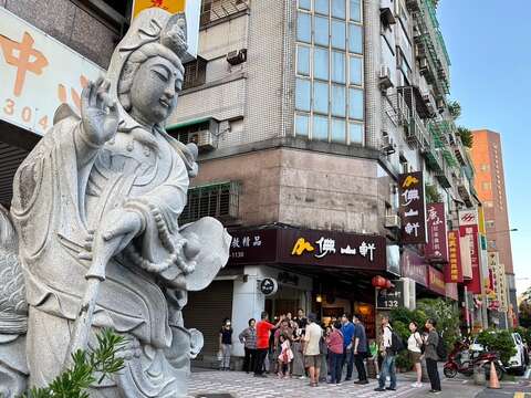 導覽員敘說台灣著名佛具街歷史文化予民眾瞭解(圖片來源：臺北市商業處)