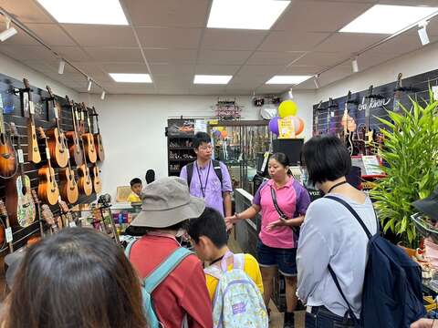 店家「非凡樂器」分享數位轉型輔導過程及轉變(圖片來源：臺北市商業處)
