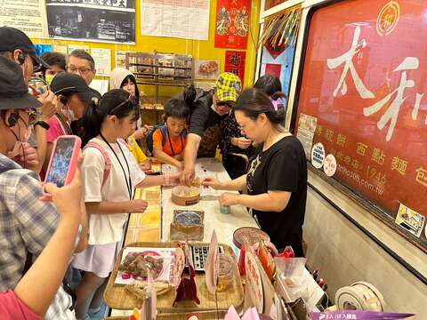 民眾於店家「太和餅舖」試吃體驗(圖片來源：臺北市商業處)