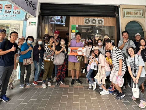 民眾於店家「邱媽麵線」大合照(圖片來源：臺北市商業處)