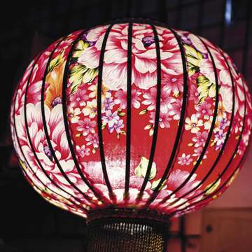 結合客家花布，老燈籠穿新衣。（穆易攝）