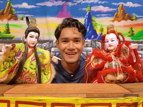 New於敘舊布袋戲團體驗傳統臺灣布袋戲(圖片來源：臺北市政府觀光傳播局)