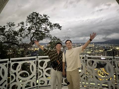 The Poor Traveler爬上劍潭山微風平臺體驗臺北絢麗夜景(圖片來源：臺北市政府觀光傳播局)