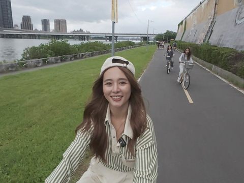 Bifern沿河濱騎自行車享受黃昏微涼的天氣(圖片來源：臺北市政府觀光傳播局)