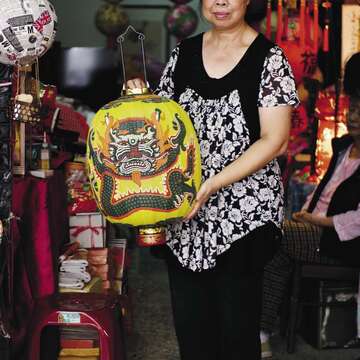 燈籠上精細繪製的龍頭龍身，出自於老闆張美美之手。（穆易攝）
