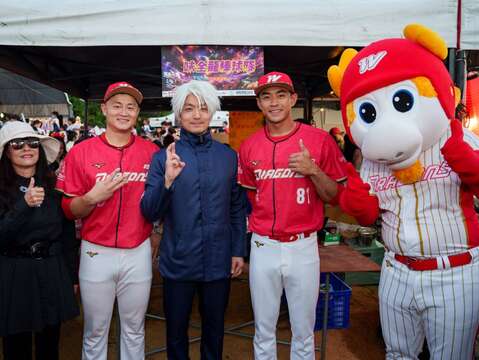 蔣萬安市長與味全龍棒球隊球星蔣少宏及張祐嘉合影留念(圖片來源：臺北市商業處)