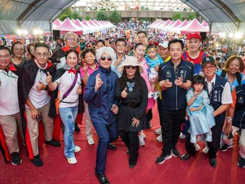 長官貴賓與參與民眾合影留念(圖片來源：臺北市商業處)