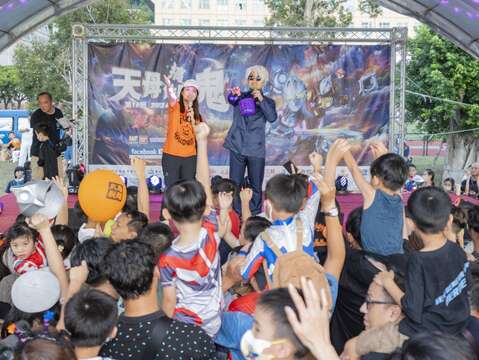 大朋友小朋友聚集於舞台前參加有獎徵答活動(圖片來源：臺北市商業處)