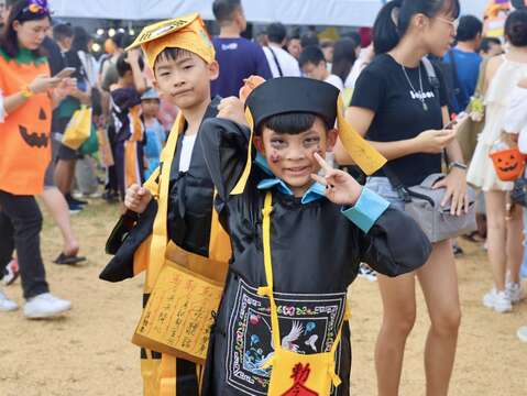 小小殭屍出沒天母，一旁道士單手握拳準備發動神通(圖片來源：臺北市商業處)