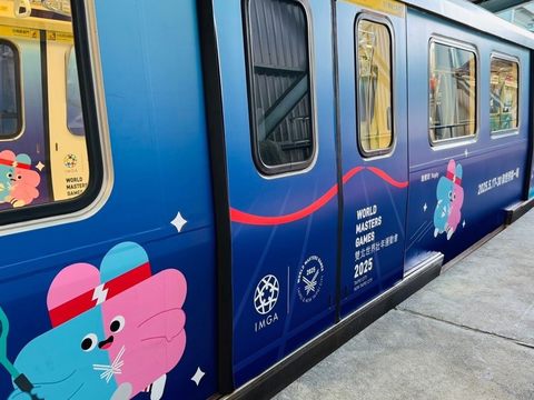 彩繪列車外觀亮麗吸睛，可愛的吉祥物「壯寶」象徵2025雙北世壯運的熱情與期待(圖片來源：臺北市政府觀光傳播局)