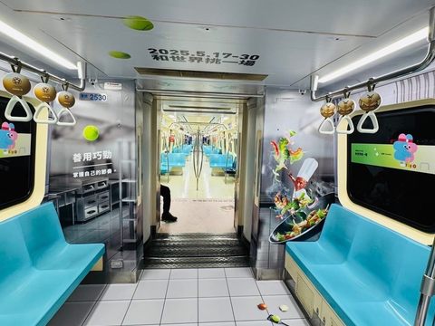 彩繪列車中的網球主題車廂，以生動的設計呈現出網球運動的魅力(圖片來源：臺北市政府觀光傳播局)