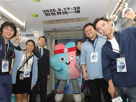 彩繪列車更特別設置了世壯運金牌捷運把手，象徵著乘客在通勤途中也能感受到力量與夢想的堅持(圖片來源：臺北市政府觀光傳播局)