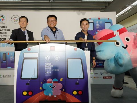 世壯運執行長林哲宏(中)、臺北捷運公司經營企劃處長胡正倫(左)及彩繪列車設計師洪資皓(右)一同啟動世壯運彩繪列車(圖片來源：臺北市政府觀光傳播局)