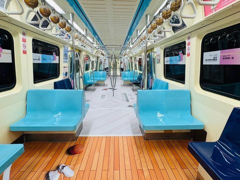 世壯運彩繪列車內部設計巧妙，特別展現籃球主題的活力場景，讓乘客感受運動的熱情與氛圍(圖片來源：臺北市政府觀光傳播局)