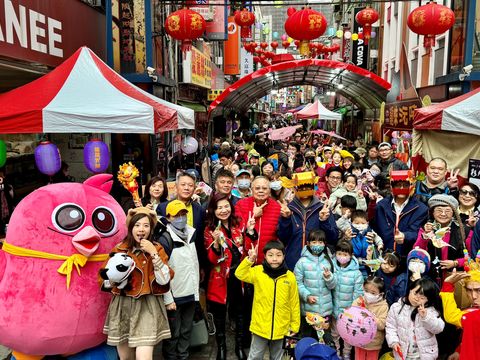 民眾手提自製燈籠參與「點亮沅陵彩燈節」元宵踩街遊行。(台北市沅陵商店街促進會提供)