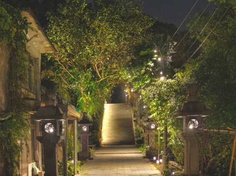 夜晚的石燈籠不定期點燈，夏夜中漫步頗具日式浪漫。(圖片來源：臺北市政府工務局大地工程處)