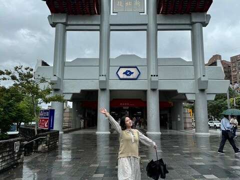 從捷運新北投站下車(圖片來源：臺北市政府工務局公園路燈工程管理處)