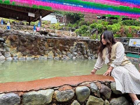以天然原石砌成浴池(圖片來源：臺北市政府工務局公園路燈工程管理處)