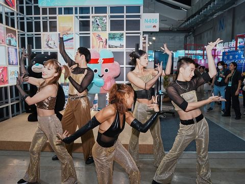 捷運盃街舞大賽冠軍團隊「SAUCY MOCHI」以及世壯運吉祥物壯寶、臺北市吉祥物熊讚，融合雙北世壯運競賽項目呈現精采活力的表演。(圖片來源：臺北市政府觀光傳播局)