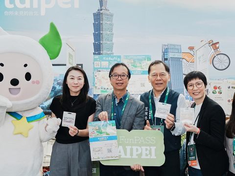 臺北市政府觀傳局局長王秋冬與與貴賓們齊聚「臺北館」，臺北市業者聯合推廣低碳小旅行、特色套票伴手禮優惠價開搶。(圖片來源：臺北市政府觀光傳播局)