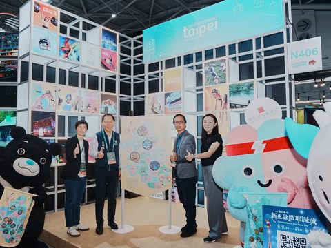 臺北館開幕，基北北桃相見歡，臺北市政府觀傳局局長王秋冬（左二）、新北市政府觀光旅遊局楊宗珉局長（右二）、桃園市政府觀光旅遊局王麗娟副局長（左一）、基隆市政府文化觀光局江亭玫局長（右一）共同攜手推廣低碳小旅行。(圖片來源：臺北市政府觀光傳播局)