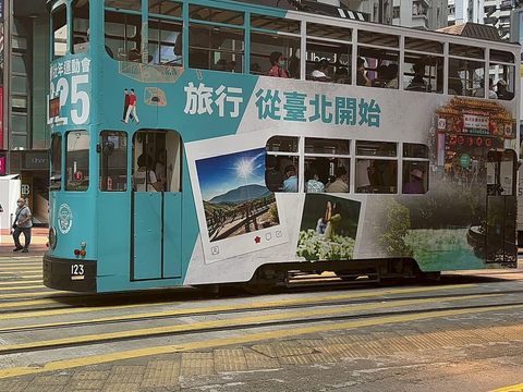 臺北市叮叮車廣告穿梭在香港市區(圖片來源：臺北市政府觀光傳播局)