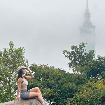 June Ho體驗象山的六巨石，俯瞰雲霧迷濛中的台北101(圖片來源：臺北市政府觀光傳播局)