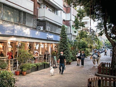 永康商圈處處可見悠閒漫步的居民或旅客。（攝影／王漢順）