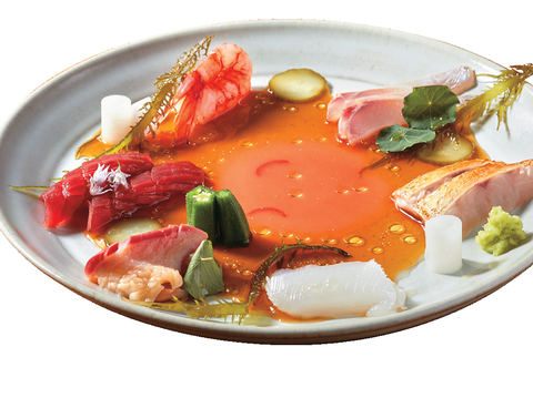「盈科」選用日本與台灣的當季生魚，搭配發酵牛番茄醬汁、紫蘇油，突破生魚片的傳統吃法。（圖／盈科）