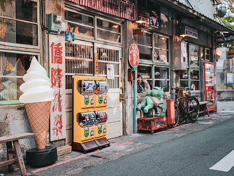 「昭和浪漫洗濯屋」保留洗衣店的老招牌，並將懷舊物件陳列在店門口，營造復古氛圍。（圖／昭和浪漫洗濯屋）