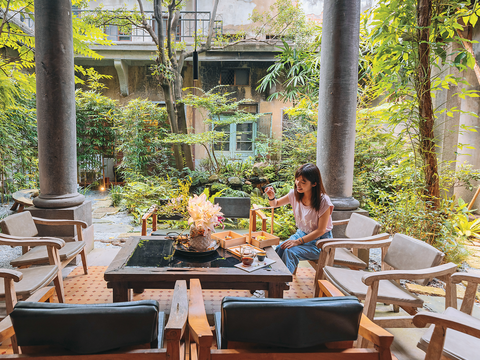 「AKA café」保留百年宅邸和庭院，希望重現過往大稻埕富裕人家的生活場景