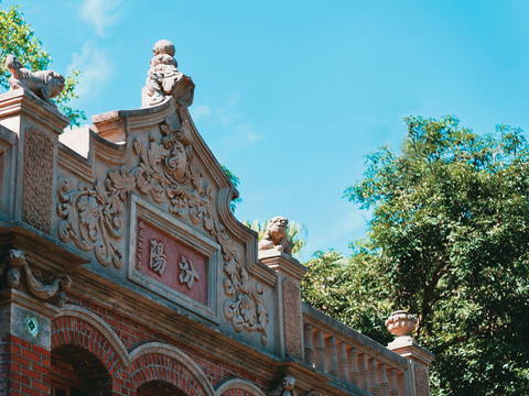 內湖「郭氏古宅」為建於1920年代的閩南式洋樓，華麗的山牆以洗石子、泥塑及彩色瓷磚裝飾，並綴有精緻的造型。