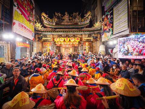艋舺青山宮轎前天地掃(圖片來源：臺北市政府觀光傳播局)