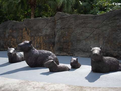 水豚親子雕塑是民眾合照的熱門選擇。(圖片來源：臺北市立動物園)