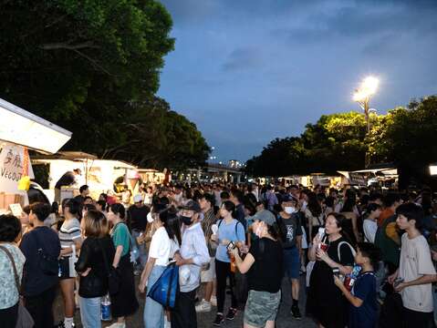 除了煙火與音樂，胖卡美食市集亦令人流連忘返