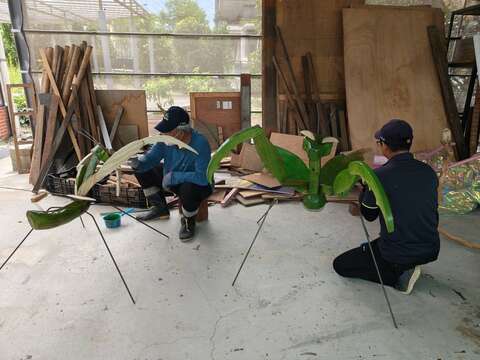 公園處同仁運用廢棄木頭手工製作木製螳螂裝置物，讓廢棄物身一變為美麗的藝術品(圖片來源：臺北市政府工務局公園路燈工程管理處)