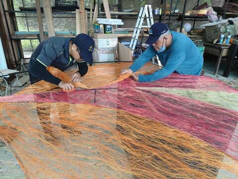 採用瓊麻布等天然素材製作蝴蝶翅膀，點綴主景穹頂花海展區，完全詮釋「蝶舞派對」展區(圖片來源：臺北市政府工務局公園路燈工程管理處)