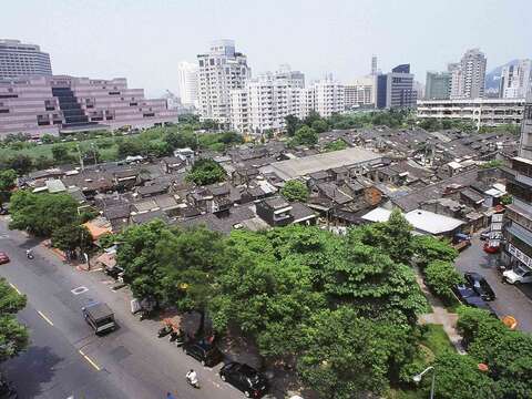 改建前的四四南村,其低矮的建物與現今的都市景象大不相同。(王能佑攝)